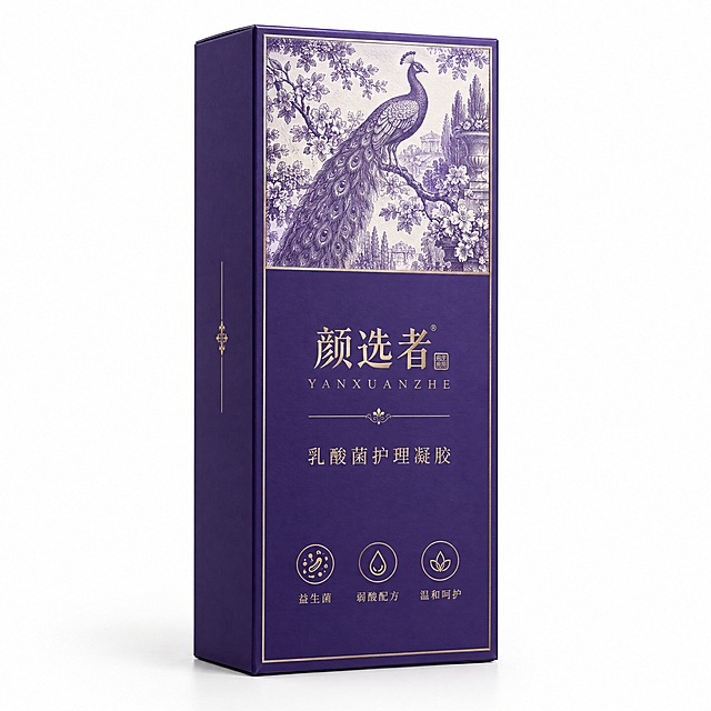 根据提供的包装刀版图，生成颜选者品牌乳酸菌凝胶长方形包装盒3D效果图。竖版高长方形纸盒，深紫色主色调，正面顶部法式复古花鸟图案装饰带，中央金色"颜选者"烫金logo，下方产品名"乳酸菌护理凝胶"，底部三个圆形图标分别标注"益生菌""弱酸配方""温和呵护"。纯白背景，45度斜视角，私护凝胶包装，高端精致，纸质硬盒