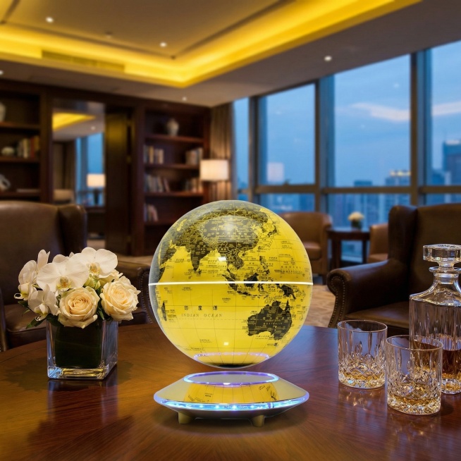 高端场景图3：磁悬浮地球仪放置在高端酒店的行政酒廊中，搭配精致的花艺和水晶杯，暖黄灯光烘托出优雅商务氛围，彰显产品的格调与品质预览效果