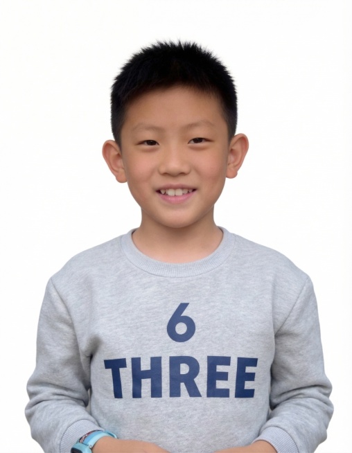 移除小孩双手捧着的透明玻璃罐子，补全卫衣上完整的文字图案，保持其他内容不变，纯色白底背景，男孩穿着灰色卫衣，自然真实的肖像照预览效果