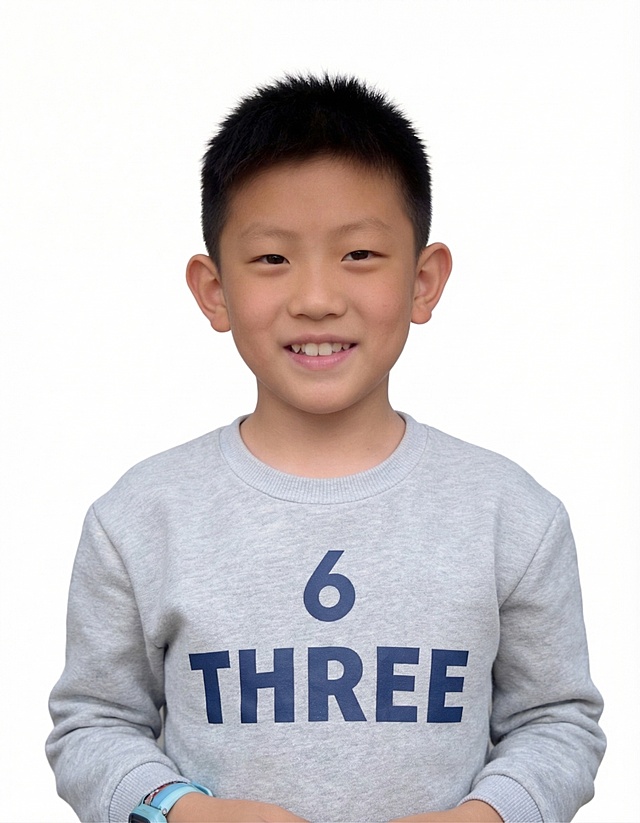 移除小孩双手捧着的透明玻璃罐子，补全卫衣上完整的文字图案，保持其他内容不变，纯色白底背景，男孩穿着灰色卫衣，自然真实的肖像照