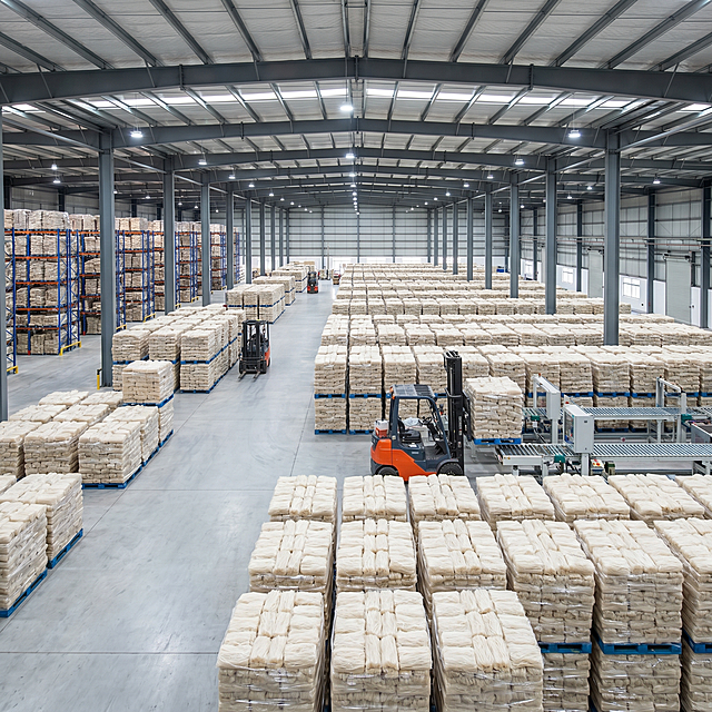 工厂米粉批发场景，仓库中大量堆放的米粉成品，宏伟壮观的仓储展示，突出工厂规模大实力强，米粉整齐堆放，工业化明亮车间环境，真实写实风格，无任何文字，800x800尺寸