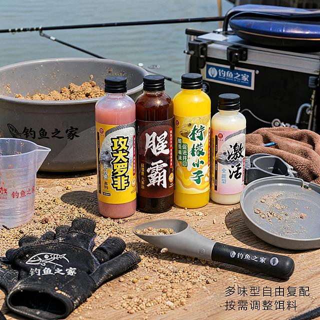户外钓台开饵实操场景，4瓶罗非小药整套摆在灰色饵料盘旁边，从左到右攻大罗非、腥霸、柠檬小子、激活四瓶完整全部展示，周围散落罗非饵料粉末、量杯、钓鱼手套、开饵勺等真实作钓实操道具，午后柔和自然光从侧面照射，钓台木质纹理清晰。文字放在画面右下角："多味型自由复配"，下一行"按需调整饵料"，细黑体，无背景色块，不遮挡产品瓶身，字号适中。真实作钓画面感，8K写实摄影，户外自然光效。产品外观与参考图完全一致。