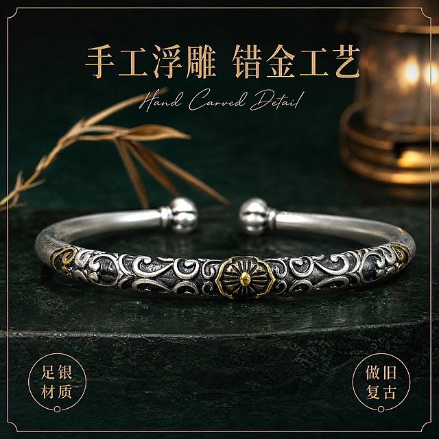 [主图-2] 抖音电商主图，核心工艺卖点款，主题为卷草纹错金浮雕工艺微距细节展示。
[统一基调] 整体风格为国风暗调高级珠宝摄影，背景主色为深墨绿渐变搭配浅金柔光，标题字色为哑光金，辅助字色为米白色，强调色为古铜金；字体为纤细宋体搭配小号手写体英文装饰，字号层级分明，卡片与边框采用极细金线描边，整体克制精致。
[画面] 手镯横向居中，主体占比约75%，以微距视角特写中间错金花朵与两侧卷草纹浮雕区域，展现雕刻深度与纹理细节；手镯放置在深墨绿色哑光岩板上，岩板有细微天然纹理，左侧有一支干枯竹枝斜搭作为国风元素，右侧背景虚化处有一盏铜制小台灯的暖光晕；产品外观、做旧银色、错金点缀、卷草纹形态与输入图完全一致，微距下纹理清晰不糊。
[光影质感] 微距珠宝摄影质感，斜上方45度柔光突出浮雕起伏，卷草纹凹陷处有自然阴影，错金花朵边缘有锐利高光，做旧银面呈现颗粒质感，金属反光真实不刺眼，底部有柔和投影。
[配色] 深墨绿岩板背景 + 哑光金文字 + 米白辅助字 + 古铜金装饰线，暖光环境色轻微影响画面暗部，整体色调统一。
[文字版式] 画面上方居中纤细宋体大标题「手工浮雕 错金工艺」，字色哑光金；标题下方小号手写体英文「Hand Carved Detail」，字色米白；画面下方左右两侧各有一个极细金线小圆标，左侧圆标内「足银材质」，右侧圆标内「做旧复古」，字色古铜金；文字不遮挡手镯核心工艺区域。
[输出要求] 1:1正方形，2K高清，文字清晰锐利，浮雕纹理细节清晰；负向：变形扭曲、错字漏字、模糊失焦、背景杂乱、水印Logo、塑料感、纹理糊成一片、手镯结构变形、多余人物。