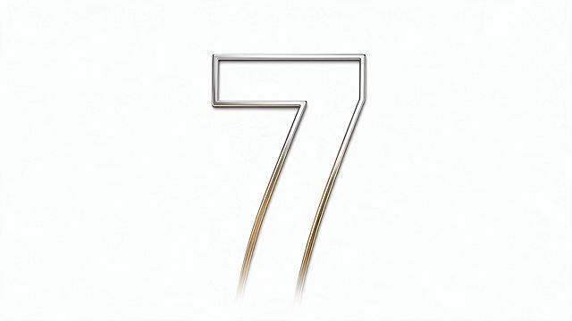 参考图中的数字1的设计风格：极简纤细线条轮廓，统一的金属渐变效果（银色到金色的金属质感渐变），线条带有柔和的立体阴影和金属光泽，底部有渐隐消失效果，现代简约高端质感。生成数字7，保持完全一致的设计风格和线条表现形式，纯透明背景，PNG格式，无任何背景色