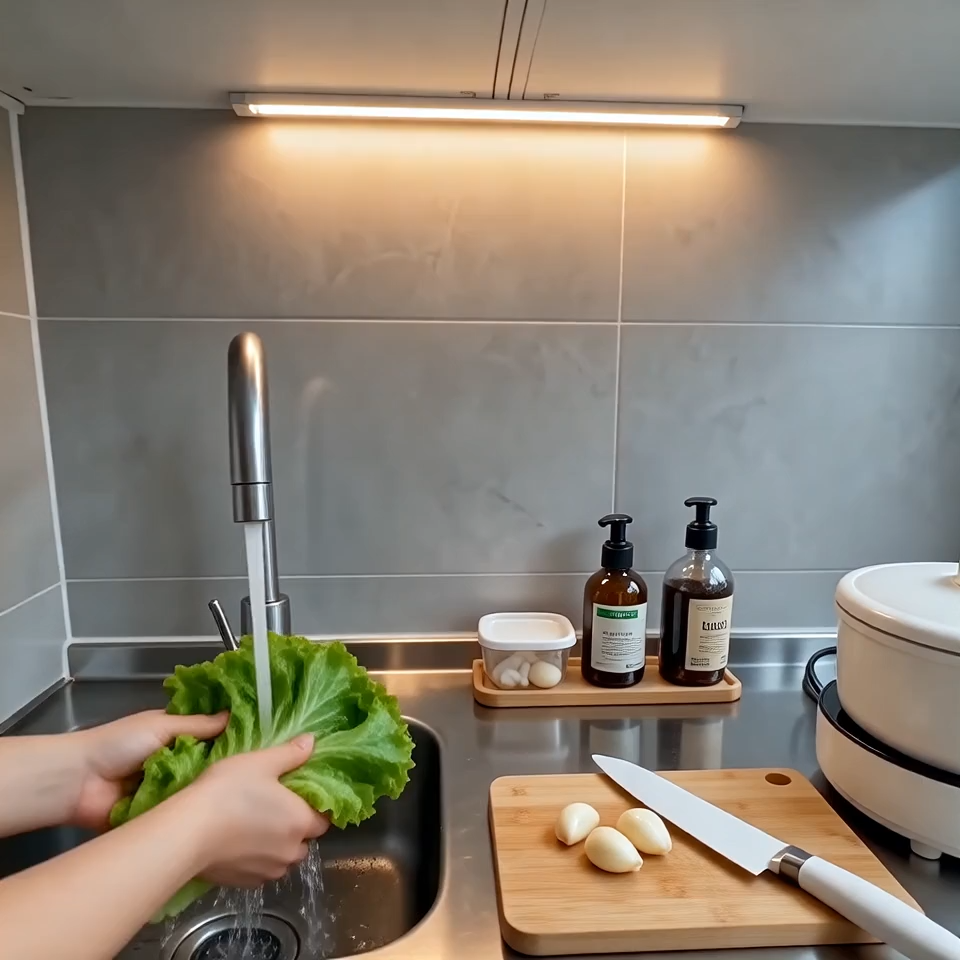 第一人称视角，整体场景简约，先到厨房水槽边洗一颗生菜，再到厨房… - 视频创意预览