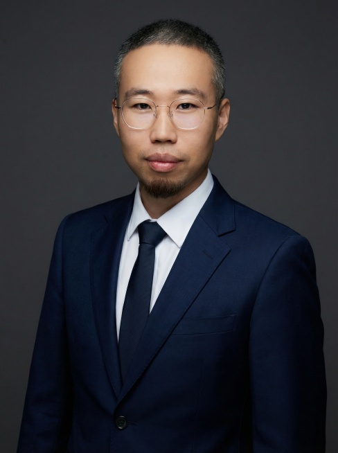 将人物替换为穿着合身深色西装，专业摄影棚布光，高端商务西装照风格，保留人物原有面部特征预览效果