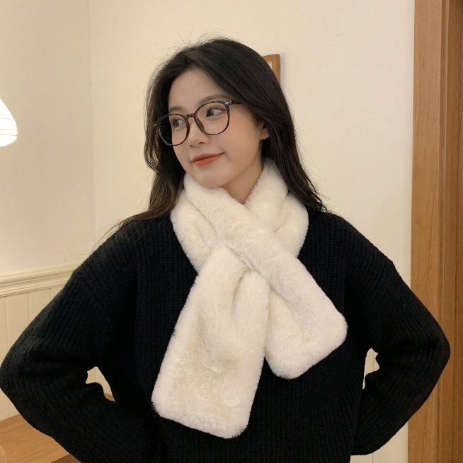 把图中的围巾带在一个年轻戴眼镜的女孩身上，女孩衣服是黑色毛线衫。。背景是室内暖白色调。生成不同佩戴方式的1:1图片5张。要求佩戴自然不突兀把。预览效果