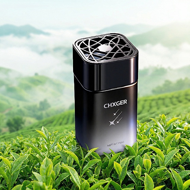 车载香薰产品，放置在云雾茶山的地上，主要突出产品，拉远一点背景，产品颜色更明显一

点不要淡化，产品的盖子和字都不要改变，亮绿色和淡白色云雾茶山背景，，大气一点！！

有阳光照射。背景不要太暗