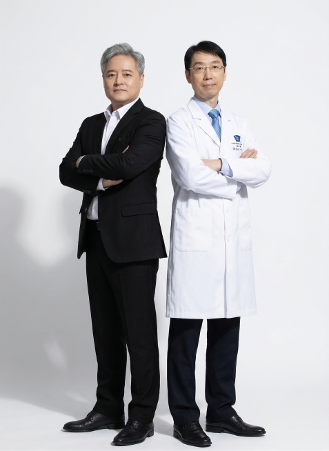 将图片2和图片3中的人物按照图片1中人物的姿势站立，注意只参考图片1的姿势和动作，不要迁移性别预览效果