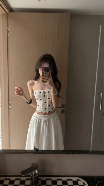 固定镜头，人物一只手举着手机对镜自拍，手机不要放下来，另一只手轻抚一下头发，之后两只手一起拿着手机对镜自拍，动作幅度小，模特展示穿搭，动作自然且协调，整体真实自然，完成模特展示穿搭的过程预览效果