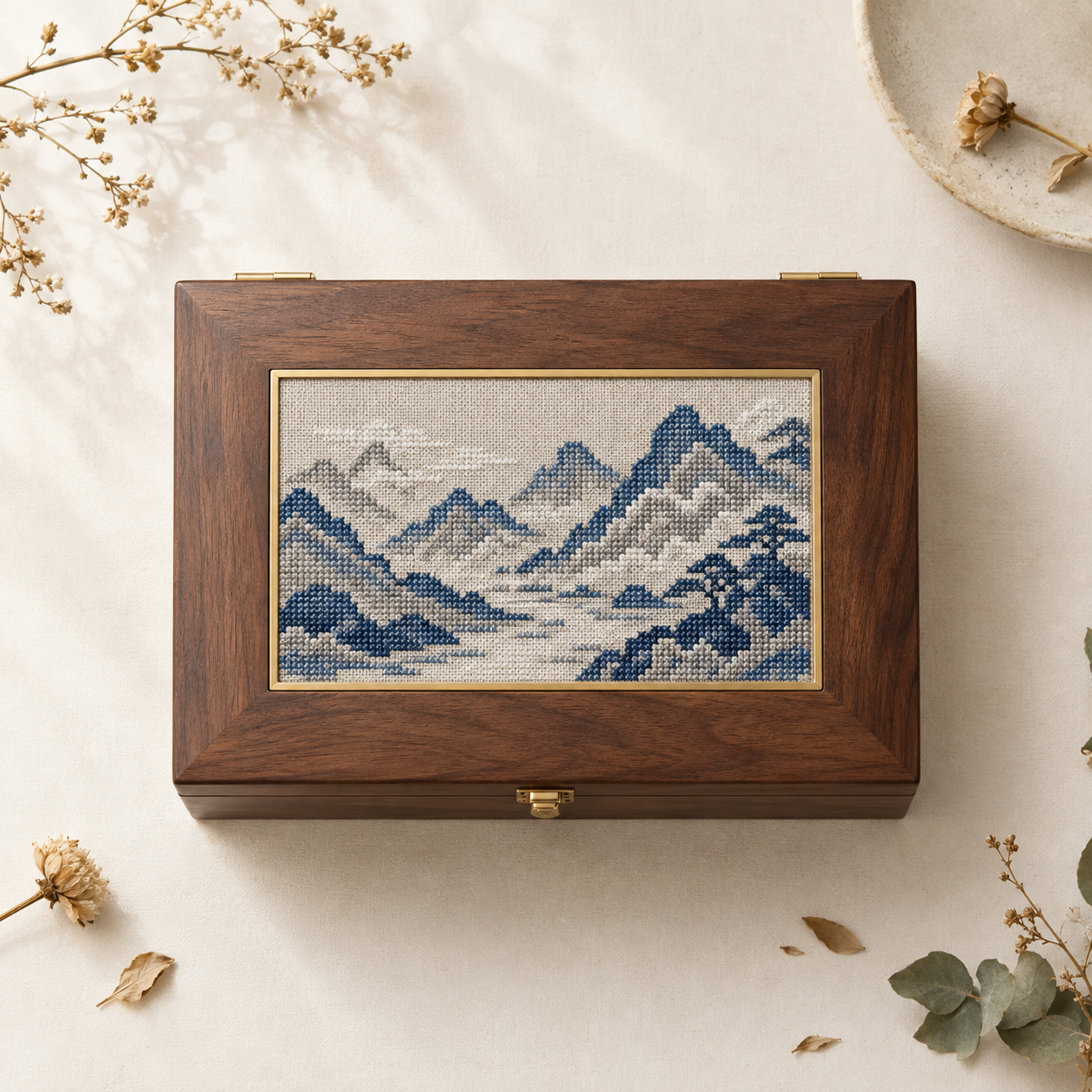 轻奢胡桃木首饰盒产品摄影，浅色米白背景，明亮柔和自然光，盒盖中… - 图片创意预览