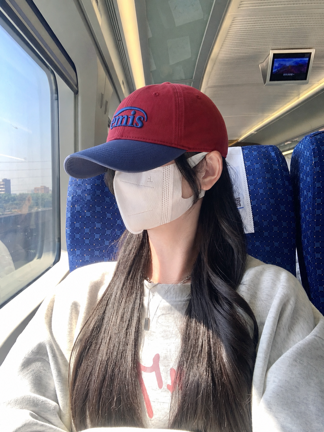 将图中人物头上的蓝色棒球帽替换为图二中的酒红色帽身、藏蓝色帽檐… - 图片创意预览
