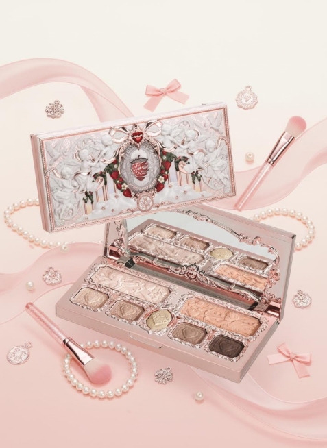 渐变粉调背景：柔和粉白渐变底色，搭配流动丝带环绕，保留产品复古精致感，适合浪漫美妆氛围预览效果