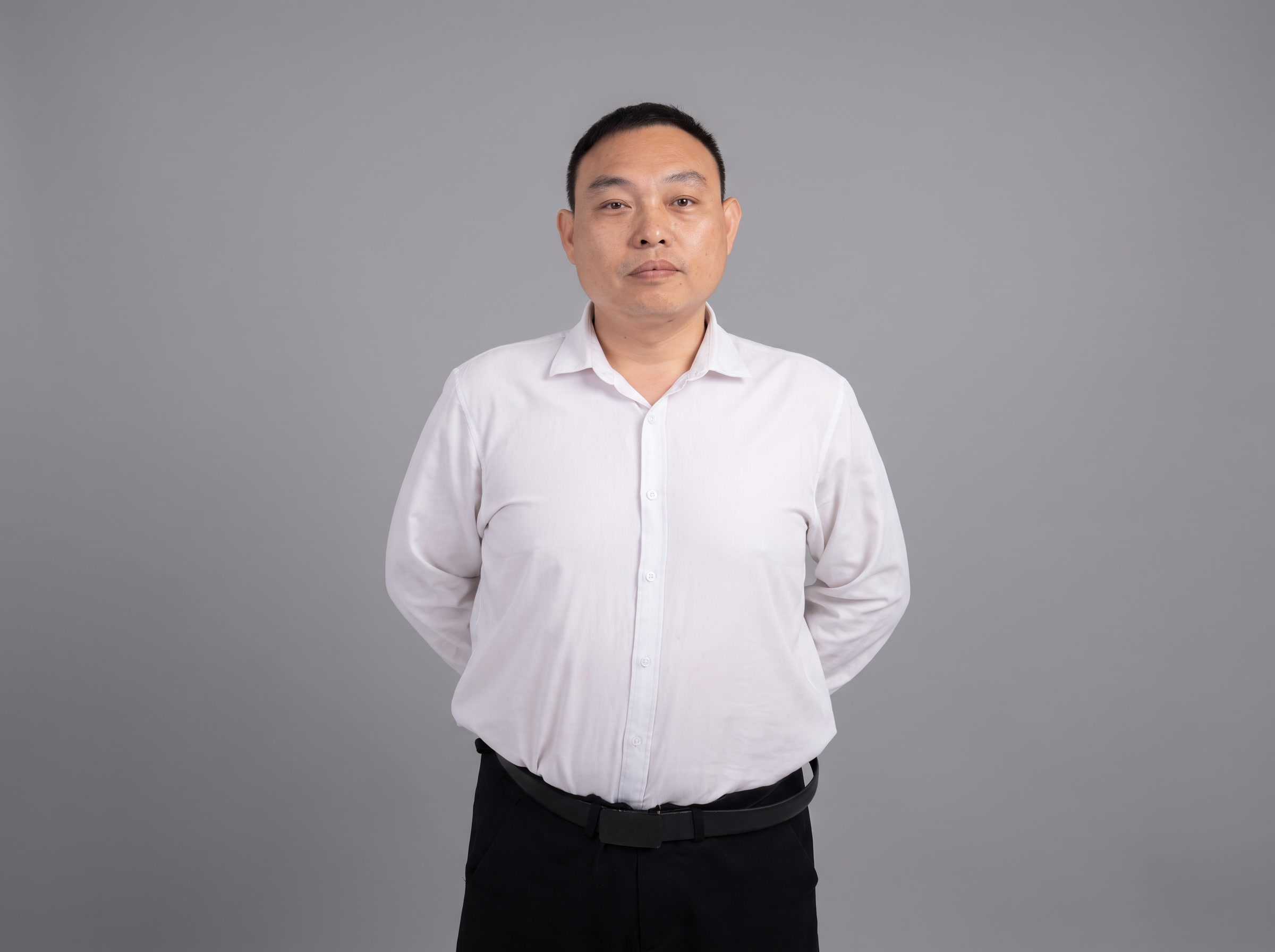 保留图中人物的五官、脸型、发型、年龄、身材等所有特征完全不变，… - 图片创意预览