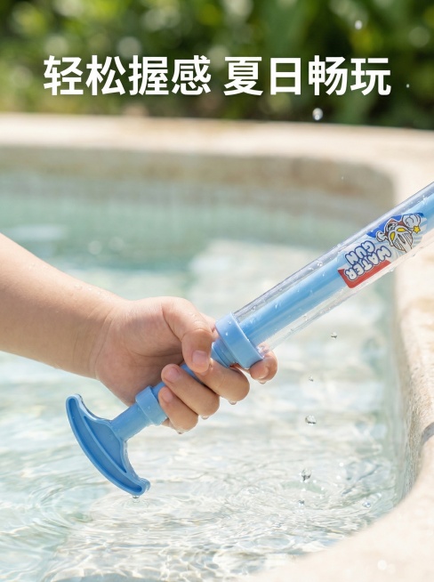 [主图4 使用场景] 烟花水枪使用场景展示，保持全套主图清新夏日玩具风格。画面展示一把烟花水枪放置在水边，儿童小手握枪握把展示握感尺寸，清澈浅水池背景，明亮自然光，水花轻盈飞溅，氛围轻松活泼。主标题预览效果