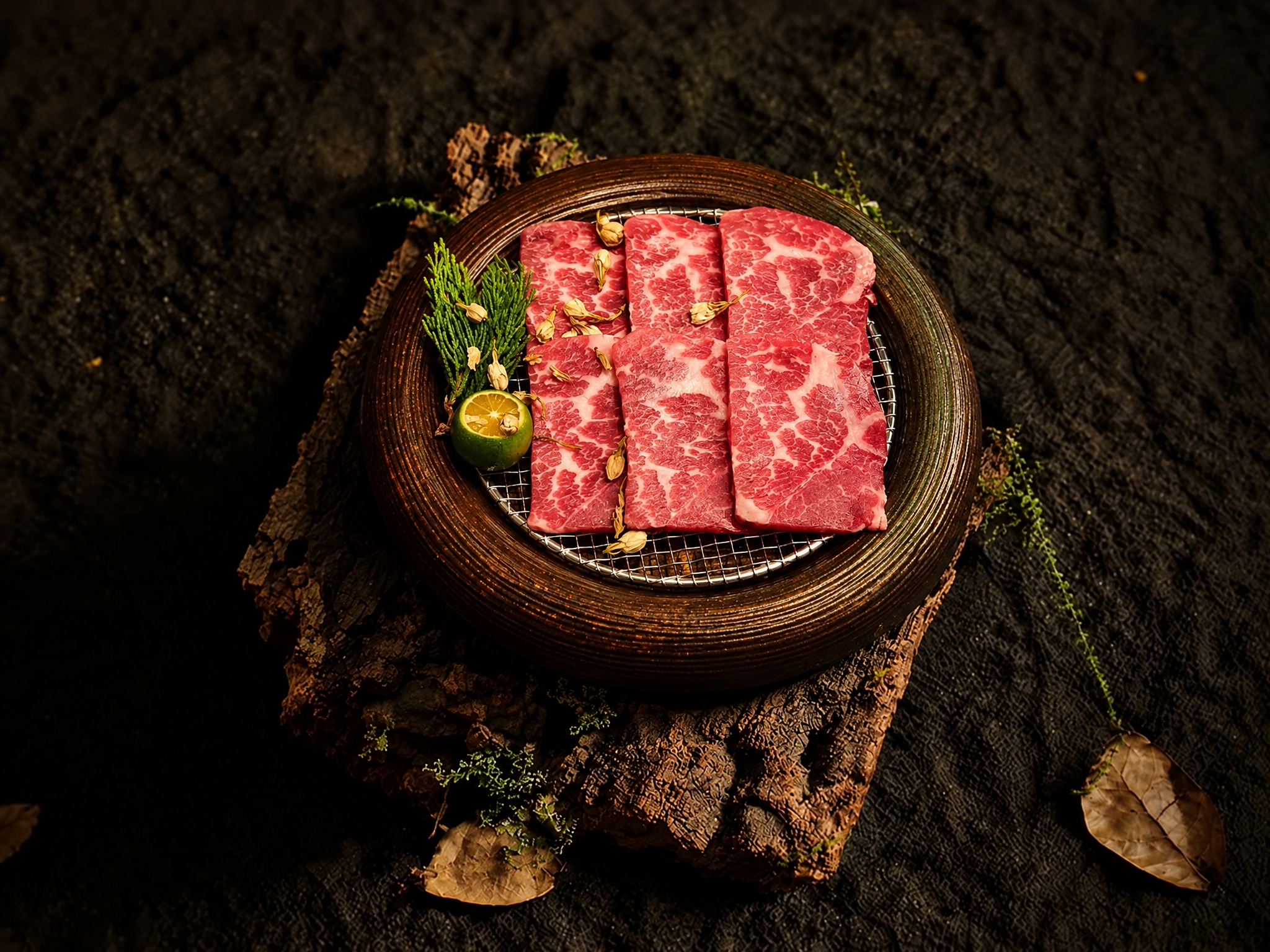 将图3的安格斯小牛肉菜品（带圆形盘子、烤网和所有装饰）替换到图… - 图片创意预览