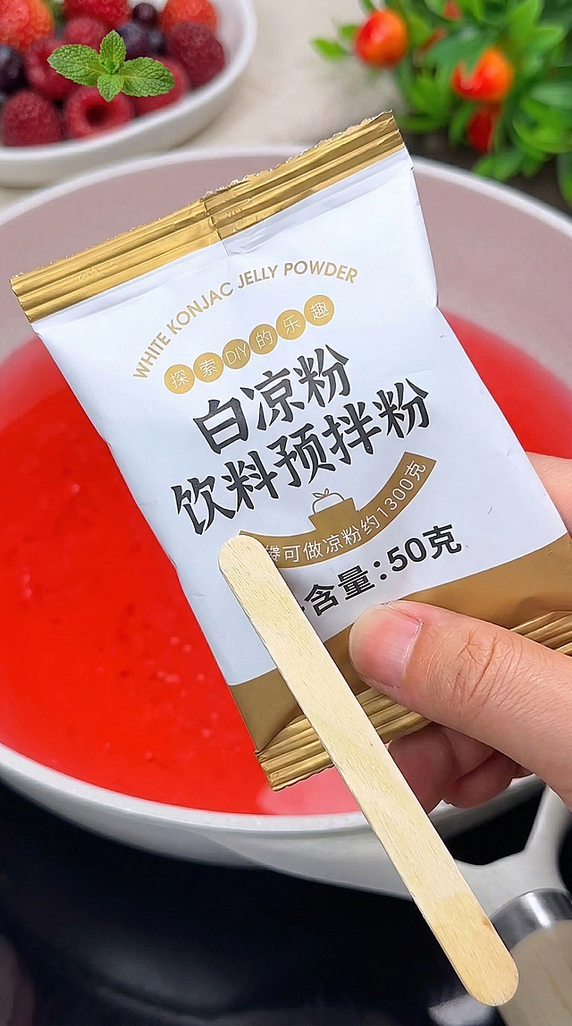 1:1复刻原构图，保持包装袋、手部动作、木勺、锅具和所有包装文字完全不变，保留包装文字清晰完整，商业高调摄影，柔和漫射光，真实美食摄影，输出9:16竖版构图