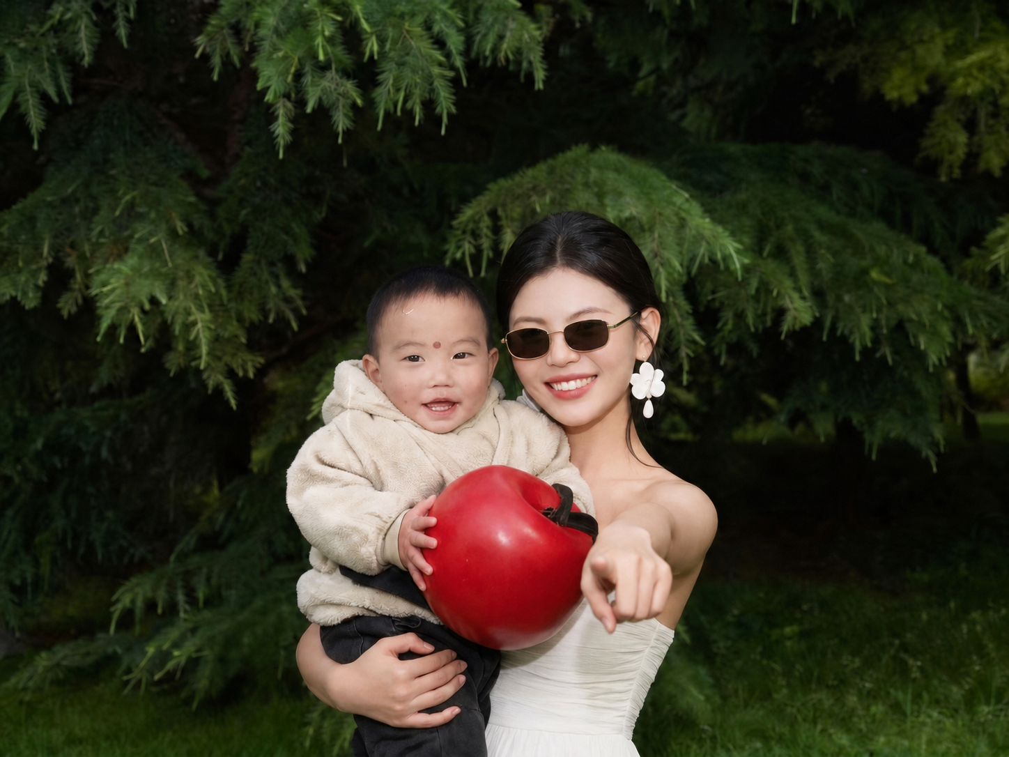将第二张图中的小孩脸部自然地替换到第一张图中被抱着的小孩脸上，… - 图片创意预览