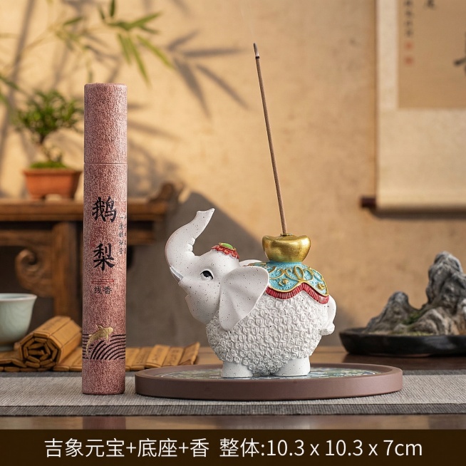 保持画面中的所有主体（小象香插、鹅梨线香筒、底座、底部尺寸规格文字）完全不变，仅将背景替换为中式国风禅意背景，古典雅致，暖光柔和预览效果
