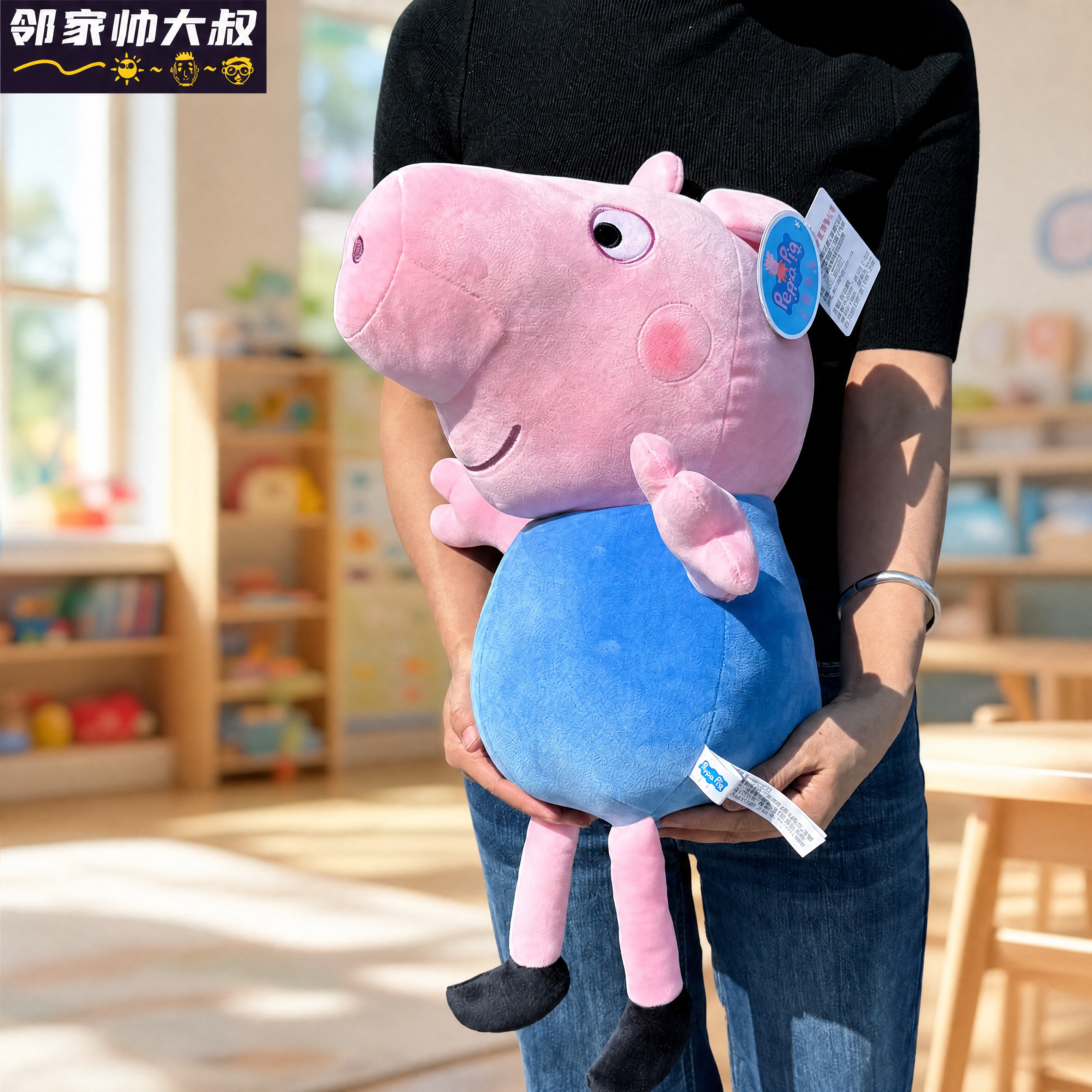 将背景替换为明亮整洁的幼儿园室内场景，背景大光圈虚化处理，画面… - 图片创意预览