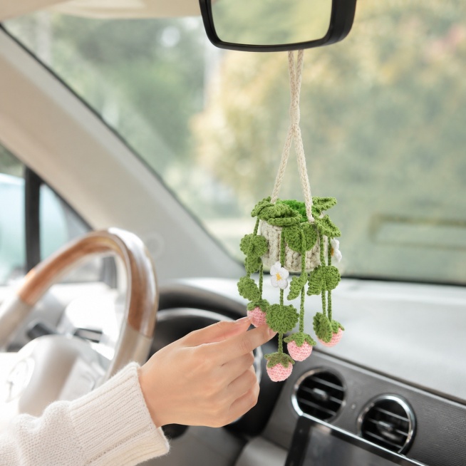 [主图-7] Strawberry crochet hanging decor in a relaxed car interior scenario. A young female driver's预览效果