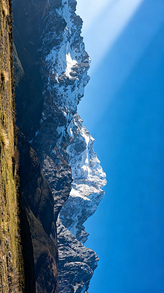 高原雪山图