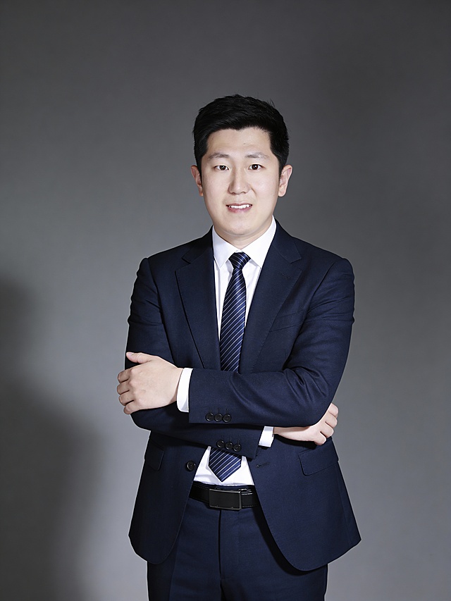 商务感十足的实景肖像，采用性冷淡风与单色设计，金属质感光影强化立体层次，呈现专业沉稳的视觉氛围。