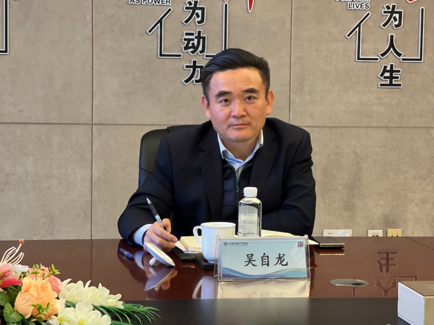 保留原图背景，优化人物整体画质，提升清晰度，调整光影，修复肤色自然通透，保留原有构图和所有元素细节，整体画面更精致美观，色彩还原自然，锐化细节。预览效果