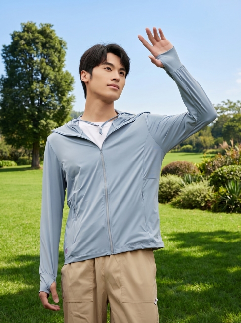 人物服装不变，仅修改背景：近景是鲜绿色嫩草的草坪地面，保留模特清晰阴影，营造白天晴朗充足阳光的户外效果；中景左侧增加高大挺拔枝叶茂密的景观乔木，中间区域增加低矮灌木绿植丰富层次，去掉原有模糊背景，保证预览效果
