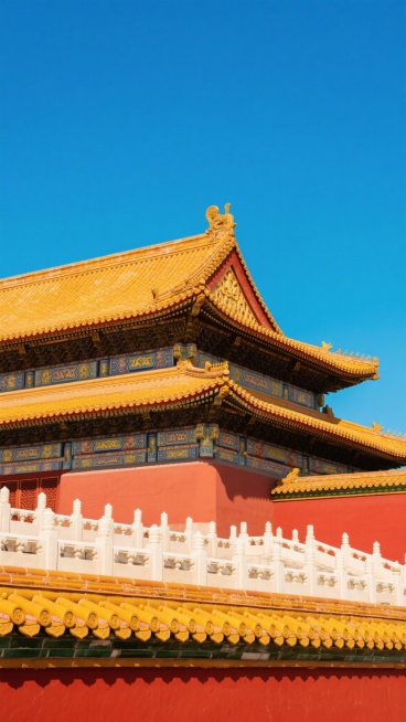 仰拍视角，故宫太和殿主体呈现，标志性黄色琉璃瓦重檐庑殿顶在澄澈蓝天映衬下，鎏金宝顶于日光下泛着温润光泽，建筑细节清晰，可见黄色瓦当上的龙纹、屋檐下绚丽斗拱彩绘及红色宫墙上的黄色琉璃瓦剪边，前景汉白玉栏预览效果