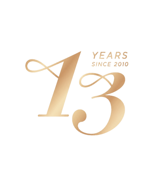 参考原图风格，生成数字13的13周年纪念艺术字体设计，香槟金色渐变，优雅曲线装饰，右上角添加文字 YEARS SINCE 2010，白色背景，保持和原图一致的简约轻奢风格预览效果