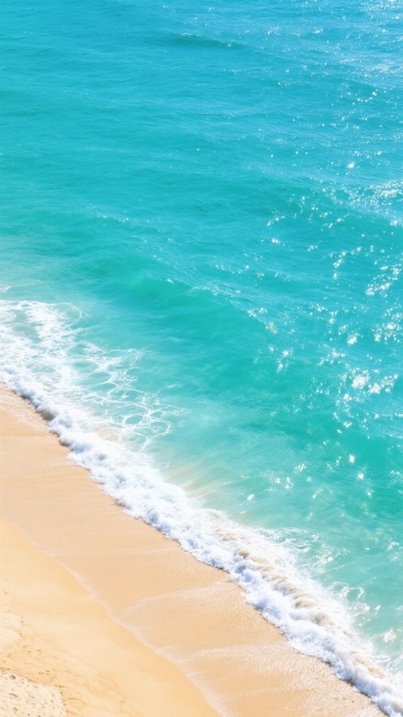 一张航拍视角的海滩风景照片，画面下方是细腻柔软的金黄色沙滩，海浪正轻柔地拍打着 shoreline，形成一道白色的浪花边缘。海水呈现出从岸边透明的浅蓝色逐渐过渡到远处深邃的蓝绿色调，阳光照射下波光粼粼，海面上有一些自然的白色浪花纹理，整体风格清新明亮，色彩饱和度高，光影对比柔和，营造出宁静而治愈的夏日海边氛围。预览效果