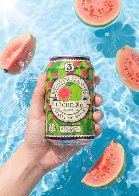 手拿着易拉罐饮料浸泡在清澈蓝色水波中，周围有飞溅的水花，罐子展示完整，文字图案清晰不被遮挡，周围搭配切开的红心番石榴鲜果，商业产品摄影，明亮清新夏日风格预览效果