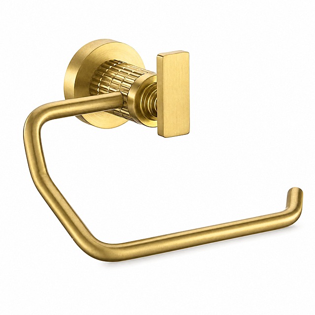 [主图-1] 金色浴室手巾环（Gold Towel Ring）Amazon 合规白底首图，唯一任务是让买家一眼看清产品完整外形、金色金属质感与整体安装结构。
[统一基调] 现代极简高端卫浴电商视觉：背景主色为浅灰米白 #F2F0EB 与白色大理石纹，标题字色深石墨灰 #2E3238，辅助字色中灰 #6B7178，强调色香槟金 #C8A96A 呼应产品本色；全套只用一款无衬线字体（Inter 风格），仅字号层级变化；组件统一为 8px 圆角细描边卡片、1px 浅灰描边、细线引线配金色圆点、线性金色小图标。本张仅沿用其配色与光影语言，不使用任何文字组件。
[画面] 纯白 #FFFFFF 无缝影棚背景，金色壁挂手巾环居中略偏右，45° 斜侧视角完整展示圆形底座、滚花圆柱轴套、方形旋钮与向外卷曲的开口环臂；产品占画面 85% 以上，完整不裁切，画面不放任何道具、墙面、毛巾或场景元素；严格保持与输入图一致的外观、结构、材质、颜色与比例，不新增挂钩、螺丝、孔位、配件或接口。
[光影质感] 沿用输入图光影逻辑：柔和顶侧光，金属表面细腻金色高光与低频反射，底座与环臂接触处有准确接触阴影和轻微落地柔影，边缘干净，无硬切边、无白底残留、无悬浮感。
[配色] 纯白底加产品香槟金本色，仅用极轻灰调阴影，不引入彩色环境色。
[文字版式] 本张禁止任何文字、图标、边框、水印、平台 Logo 与促销标记，画面完全干净。
[输出要求] 1:1 正方形，产品清晰、边缘锐利、结构准确、无色差；负向：变形、结构错乱、多余部件、模糊、噪点、水印、平台 Logo、中文文字。