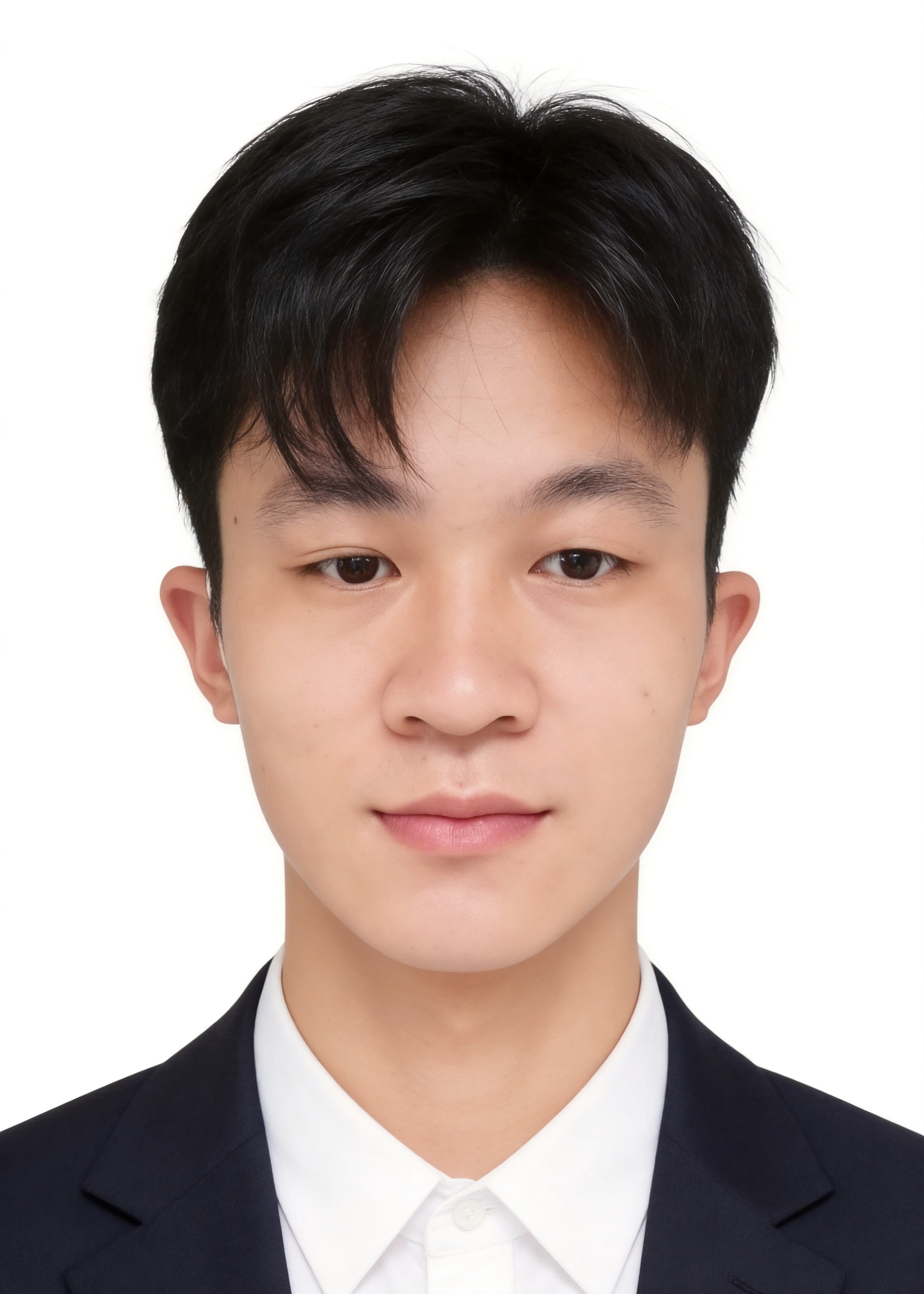 保留第一张图中人物发型、脸型、年龄特征生成标准样式纯正面证件照… - 图片创意预览