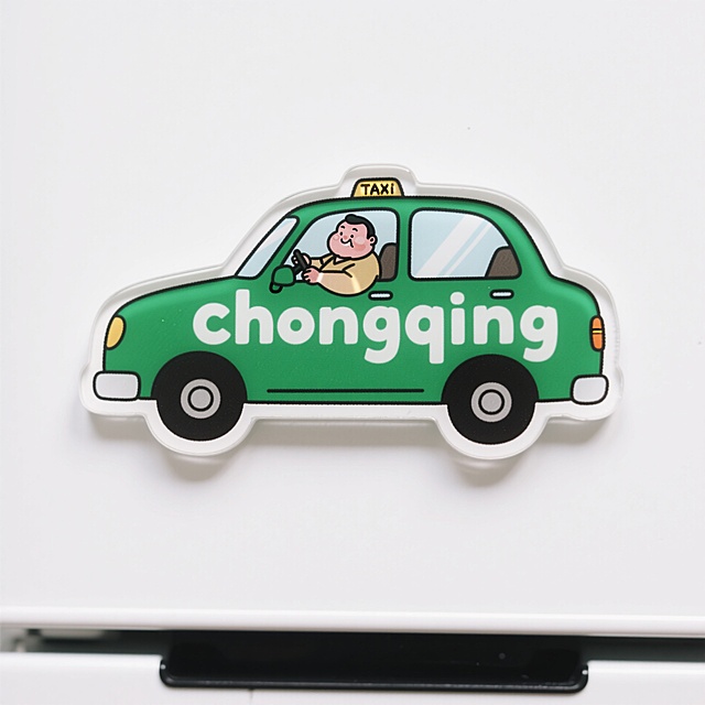 亚克力冰箱贴，卡通手绘风，主体是一辆绿色的的士上写着“chongqing”，一名微胖司机探出车窗