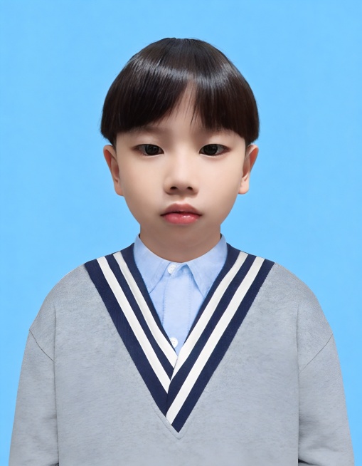 保留第一张图中人物发型、脸型、年龄特征生成标准样式纯正面儿童证件照；人物主体严格居中，头部大小与位置严格对齐第二张图，双肩水平平衡，面部中轴线对齐画面中心，正视前方；标准儿童证件照构图，人物绝对居中，预览效果