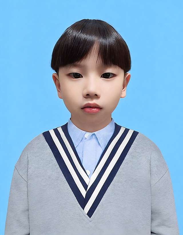 保留第一张图中人物发型、脸型、年龄特征生成标准样式纯正面儿童证件照；人物主体严格居中，头部大小与位置严格对齐第二张图，双肩水平平衡，面部中轴线对齐画面中心，正视前方；标准儿童证件照构图，人物绝对居中，头顶上方距离上边缘高度10%，下巴距离画面下边缘高度36%，人物主体占比约72%；肩部平展与画面水平轴平行；头部占比严格对齐第二张图；提亮肤色，消除暗沉，清透裸妆，隐形毛孔，均匀肤色，唇色自然提亮；肤色白皙细腻，原生轻透肤质；眼神澄澈，看向镜头，气质自信，嘴角微微上扬表情自然；耳廓可见度一致；肩部平展，肩线与画面水平轴平行；头肩比例协调呈现；免冠，不戴帽子，无头饰，无发带，不戴眼镜，无胡子，面部无痣，消除面部瑕疵；露出双耳、不遮挡眉毛、整洁、发色自然；身着灰色针织V领背心，带有藏蓝色和白色条纹V领镶边，内搭浅蓝色翻领衬衫；标准焦段50mm，纯正面，入境范围头部至胸部以上区域，F/4光圈(兼容F/2.8-F/4区间)，平视视角(镜头与人物视线完全齐平)，正视视图；人物绝对居中(居中构图)，位于画面中心；严格限定标准证件照规格；视线水平(瞳孔连线与画面水平线平行)；双耳对称露出，双肩水平且平衡，头部占比严格对齐垫图，禁止大头照(画面铺满画布，无边框留白)；柔和正面顺光均匀柔光，面部明亮无硬影，背景均匀提亮，画质清晰，零噪点降噪；面部清晰；背景亮度均匀统一；高清锐利画质，细节清晰可见；零噪点处理；色彩还原自然；均匀柔和布光，无明显阴影，面部光影干净，柔光正面打光，自然光影过渡，皮肤质感细腻，哑光质感；极简纯色蓝色背景，背景亮度均匀且统一(哑光质感)；专业证件照质感，高清人像质感，细腻皮肤纹理，严格按照第一张图内容生成，分辨率4K，画面比例7:9