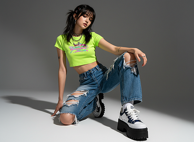 一个高级感欧美模特单膝跪姿，穿着图片上的穿搭，张扬时尚的姿势，纯色背景，（不同于图片片上模特的长相和姿势）