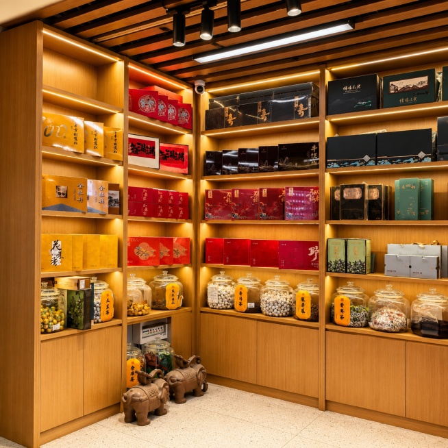 将图片裁剪调整为1:1正方形构图，适当调整产品展示柜的角度，让整体场景美观简洁，突出展示柜，符合淘宝电商主图的视觉需求，保证画面清晰干净预览效果