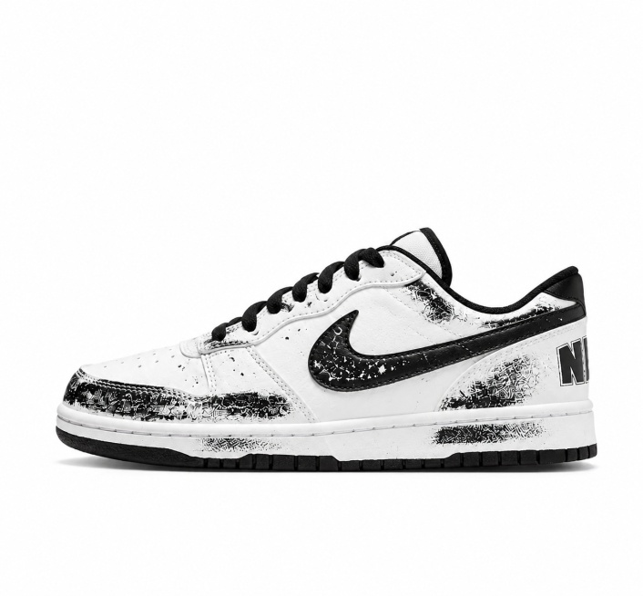 基底素材为第二张纯白 Nike Court Borough 低帮板鞋，严格保留原鞋鞋型、鞋身轮廓、后跟黑色皮革包边，鞋底结构、后跟 NIKE 字母位置、鞋身裁片缝线不变，完全复刻第一张参考鞋的黑白做旧预览效果