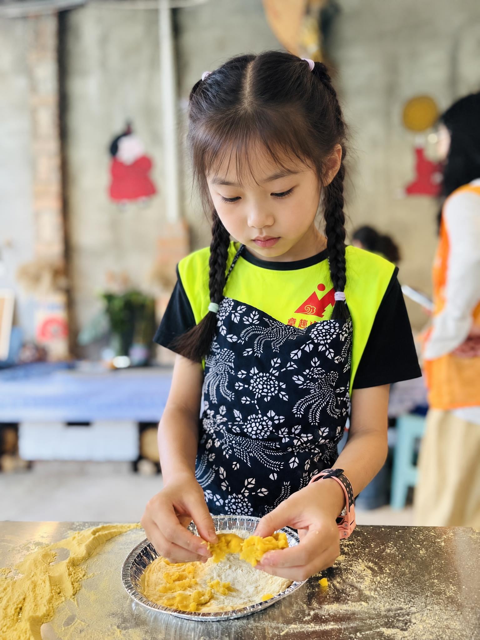 将图中女孩的面部替换为另一位同龄东亚女孩的相貌，与原孩子有明显… - 图片创意预览