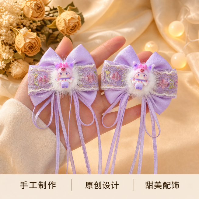 [主图] 紫色洛丽塔风格蝴蝶结对夹发夹首图。
[氛围风格] 温馨暖调 自然氛围感，洛丽塔甜美风格，和参考图一致的场景与光影
[画质] 商业摄影质感，光线柔和通透，产品清晰真实，画面干净高级，超高清分辨预览效果
